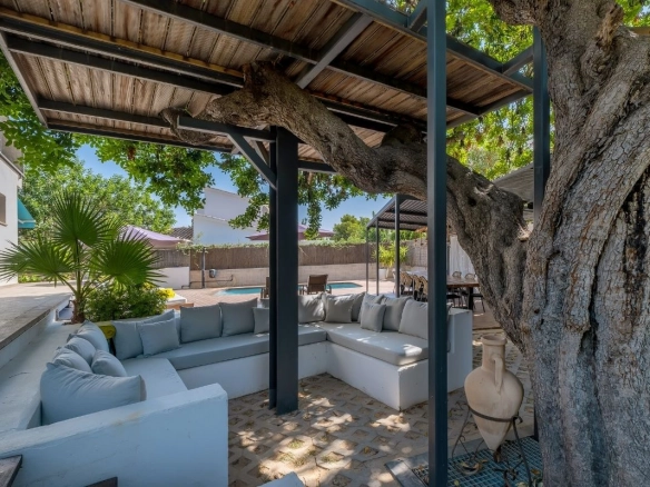 Villa Cala Portals exterior lounge
