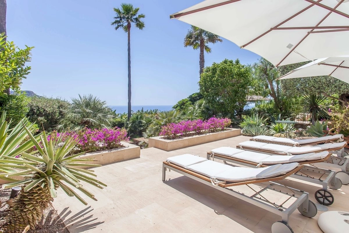 Villa Coral sun loungers