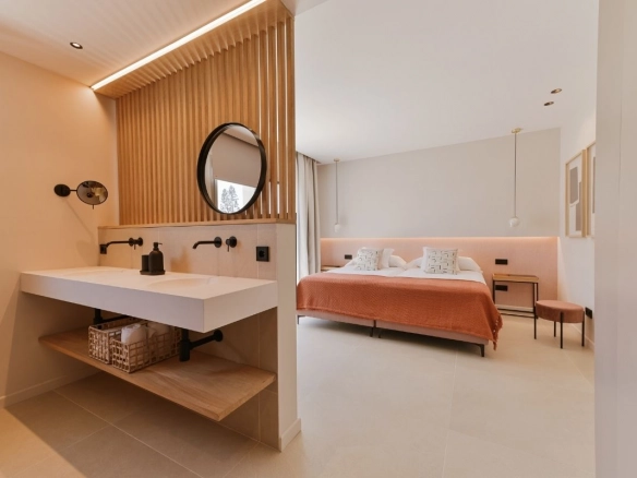 Villa Serenity guest bedroom and bathroom