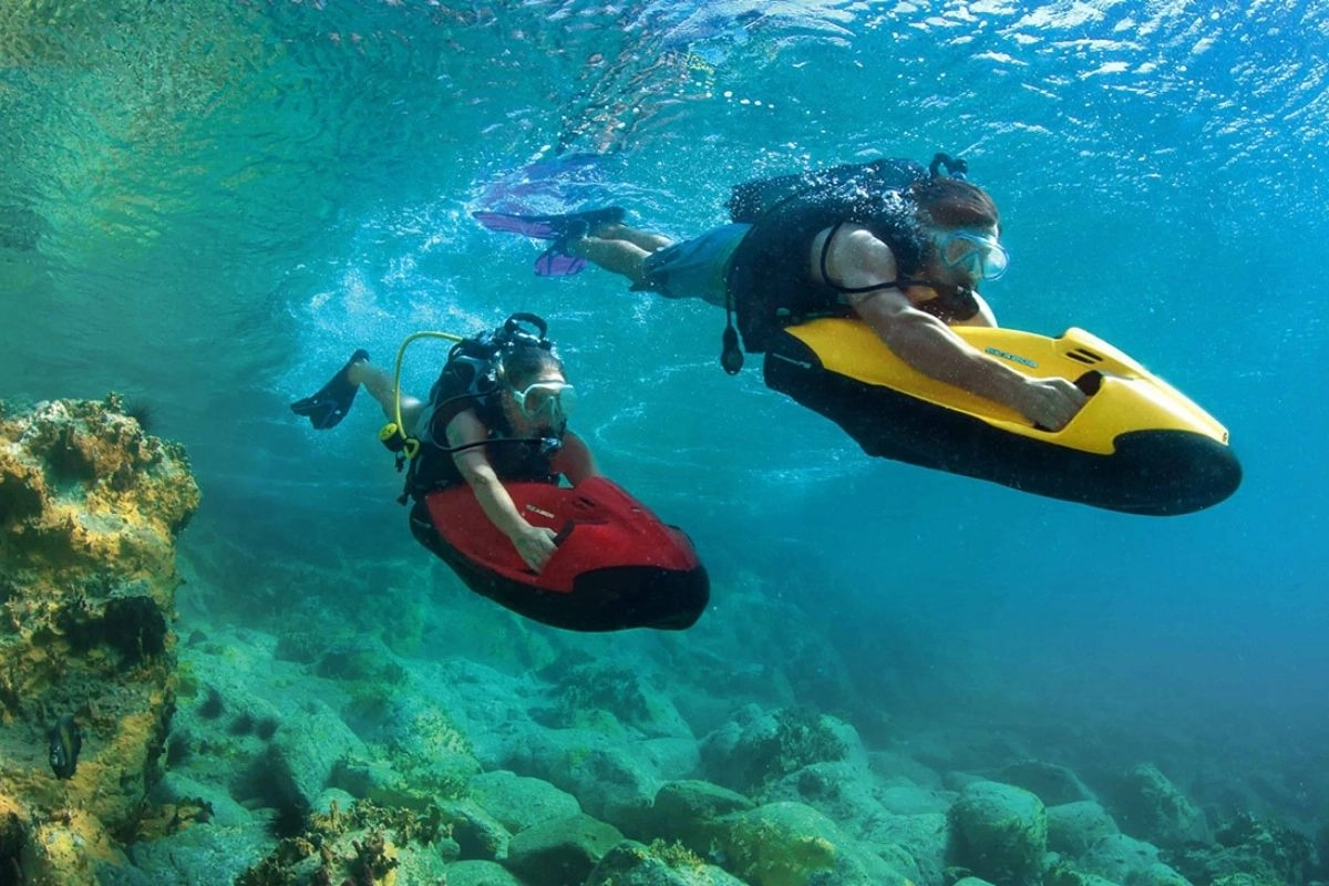 Friends diving with Seabobs