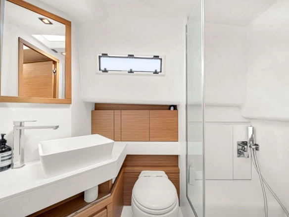 Bathroom of charter yacht Pardo 43 Loulou