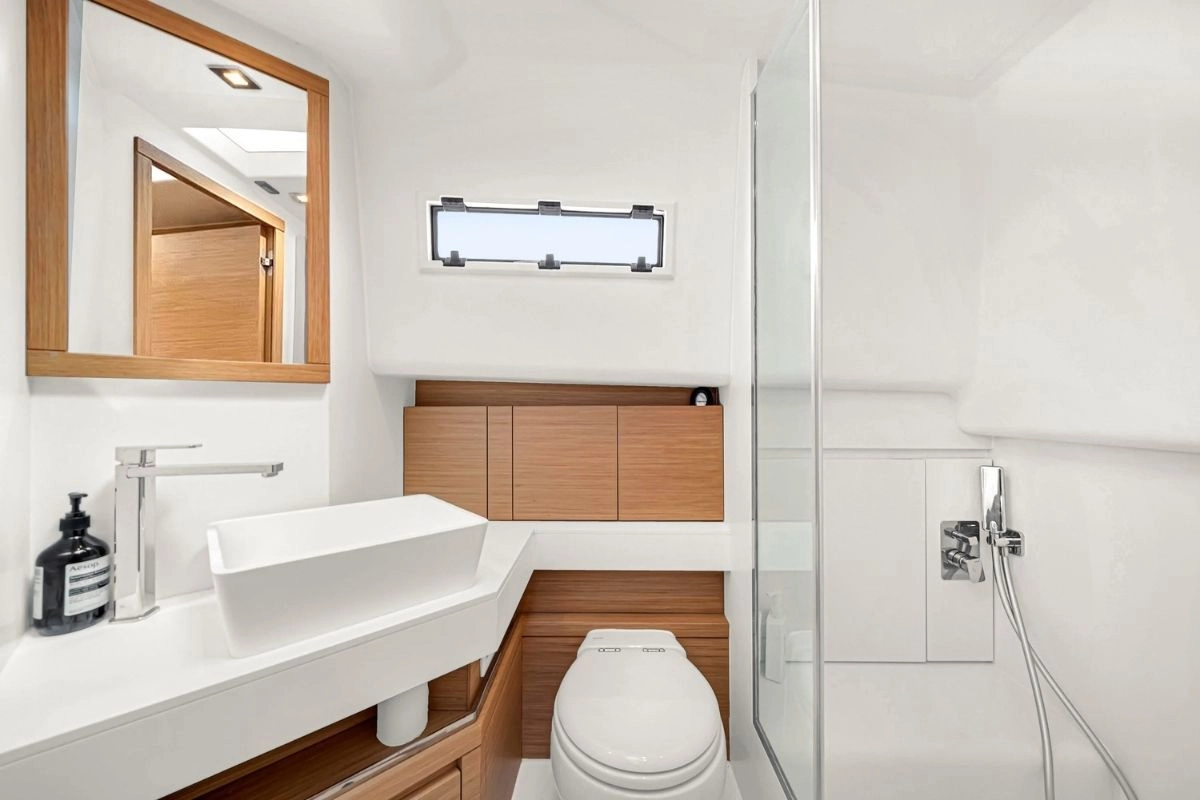 Bathroom of charter yacht Pardo 43 Loulou