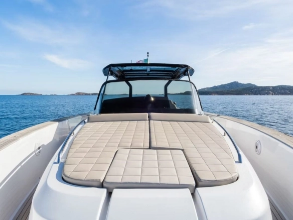 Bow of charter yacht Pardo 43 Loulou