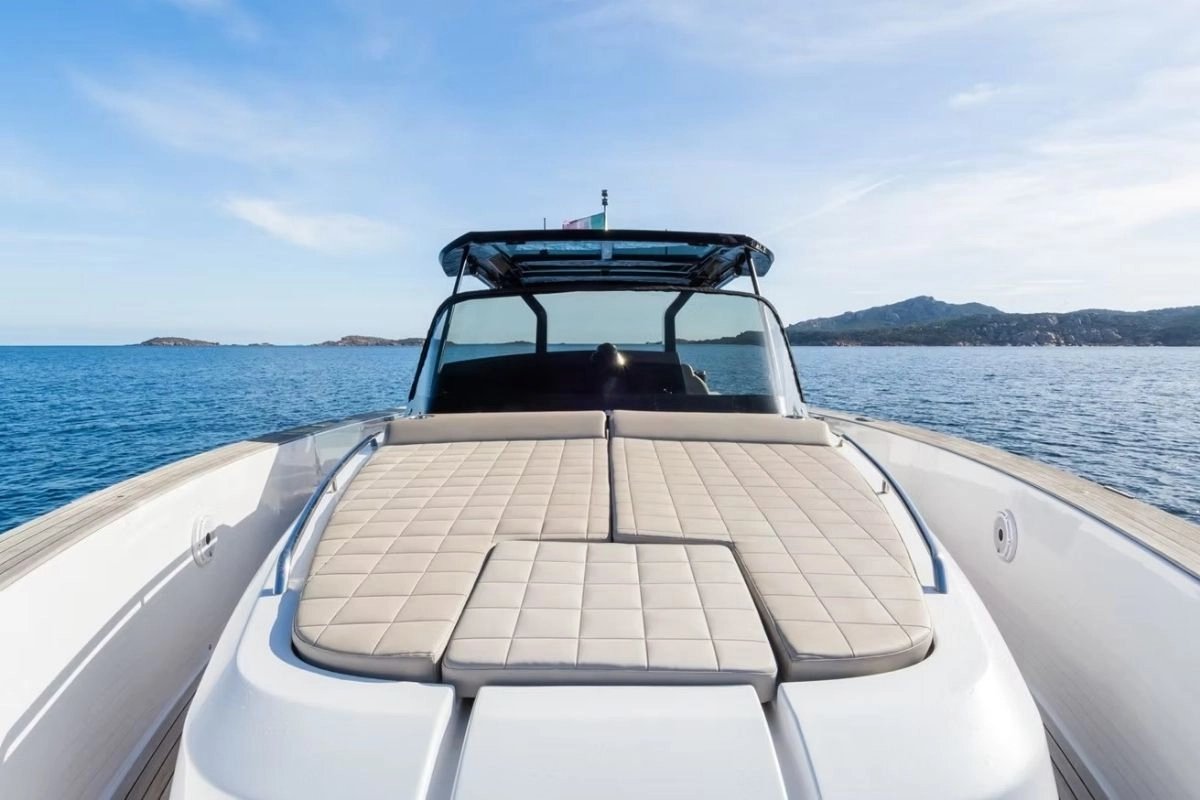 Bow of charter yacht Pardo 43 Loulou