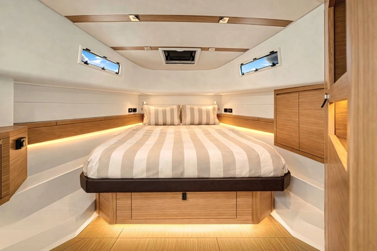 Cabin of charter yacht Pardo 43 Loulou