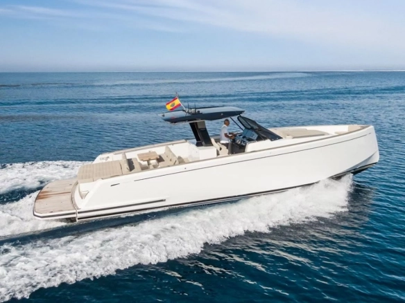 Charter yacht Pardo 43 Loulou cruising