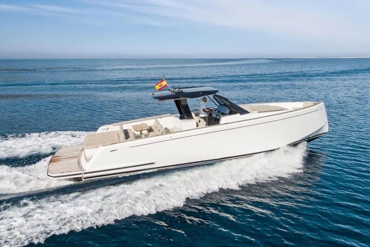 Charter yacht Pardo 43 Loulou cruising
