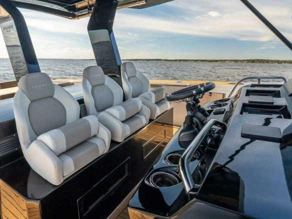 Helm of charter yacht Pardo 43 Loulou