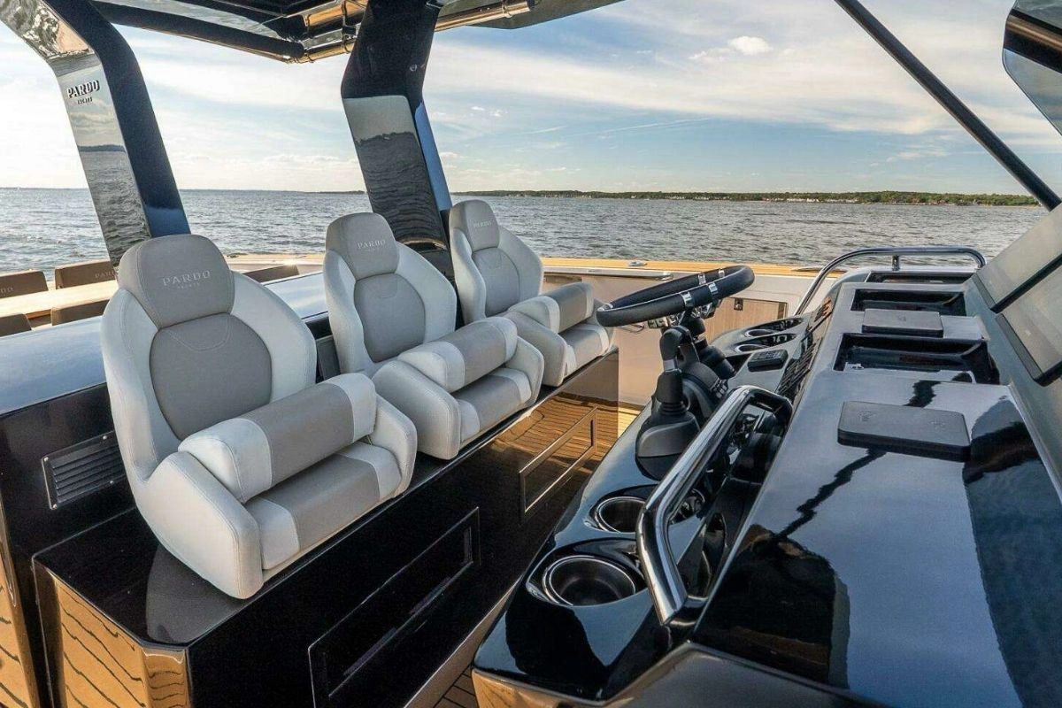 Helm of charter yacht Pardo 43 Loulou