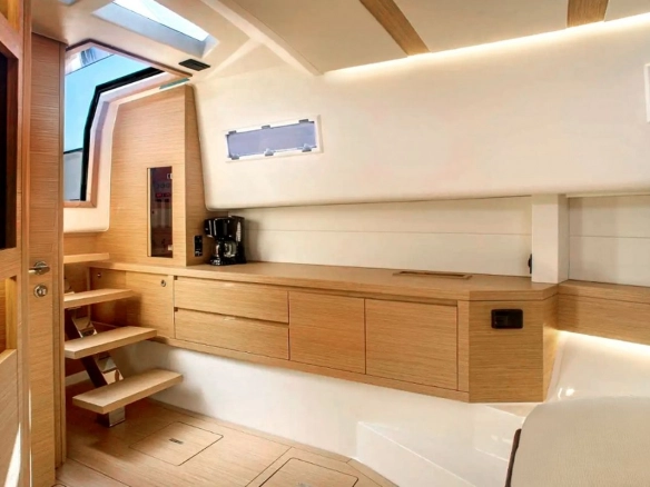 Interior of charter yacht Pardo 43 Loulou