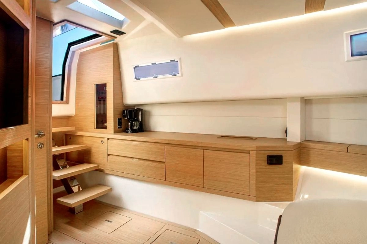 Interior of charter yacht Pardo 43 Loulou