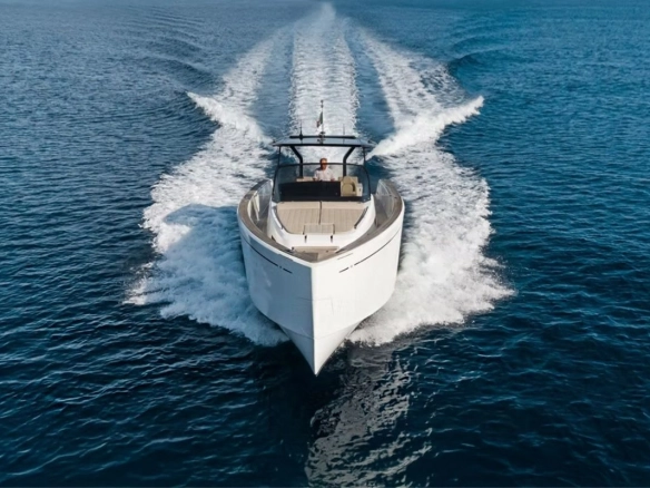 Charter yacht Pardo 43 Loulou cruising
