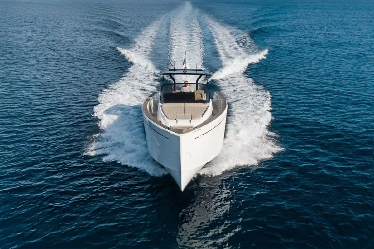 Charter yacht Pardo 43 Loulou cruising