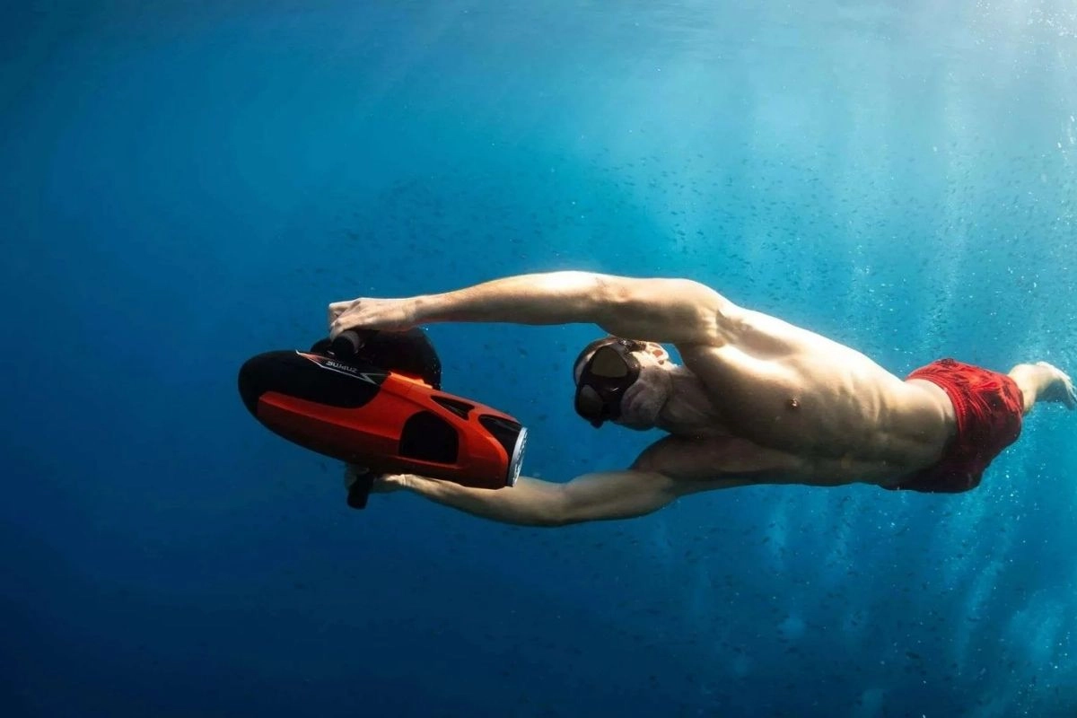 Men diving with a Sublue
