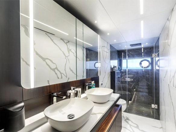 Guest bathroom of Sunseeker 88 Junior