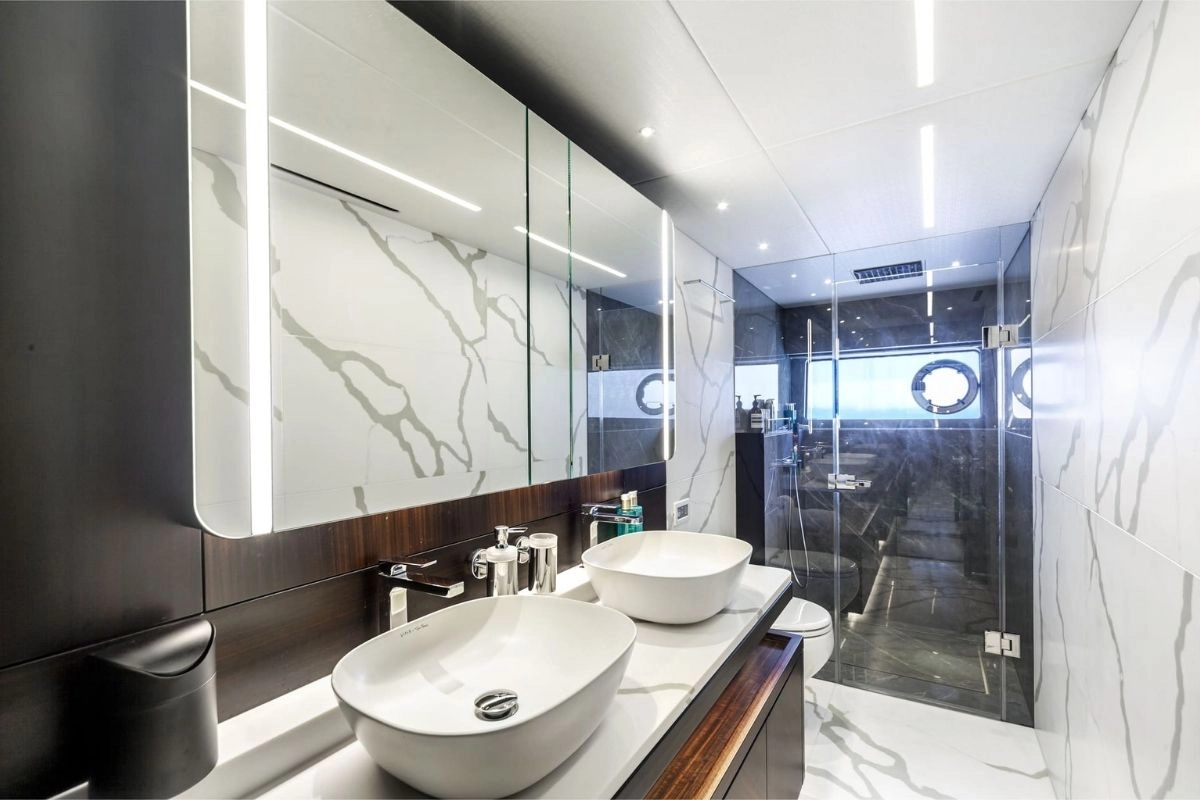 Guest bathroom of Sunseeker 88 Junior