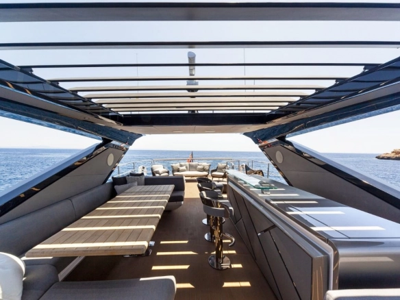 Flybridge of Sunseeker 88 Junior