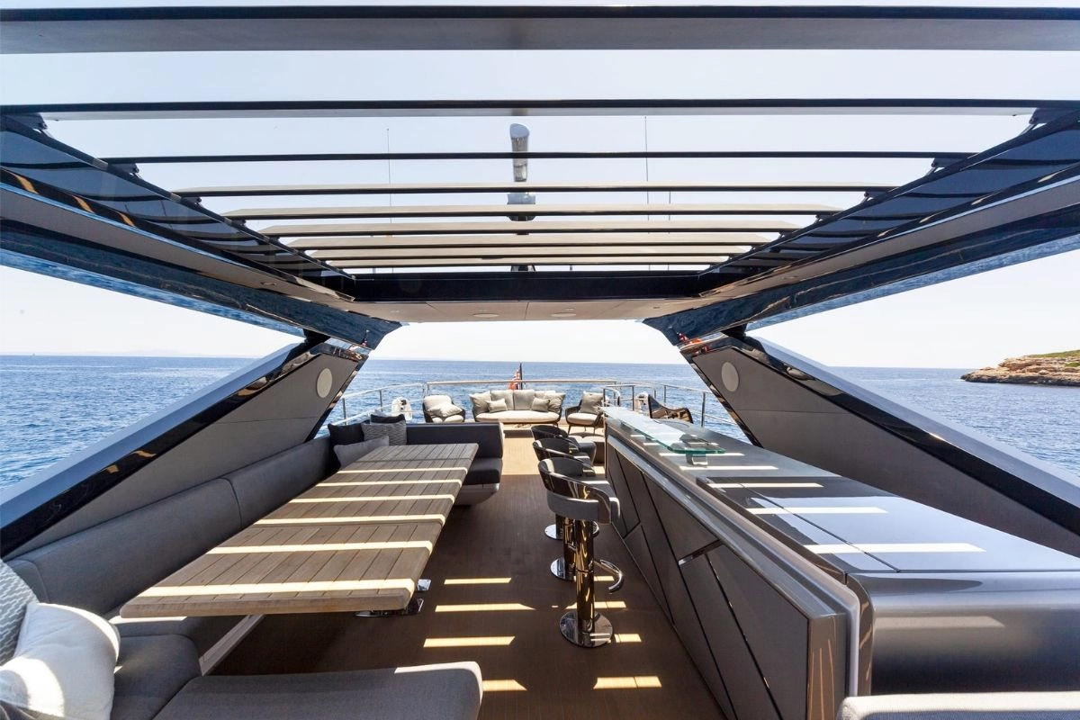 Flybridge of Sunseeker 88 Junior