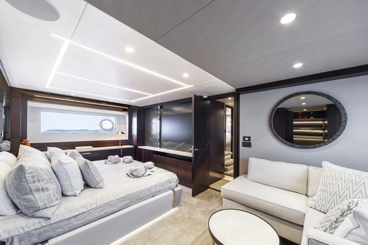 Guest suite of Sunseeker 88 Junior