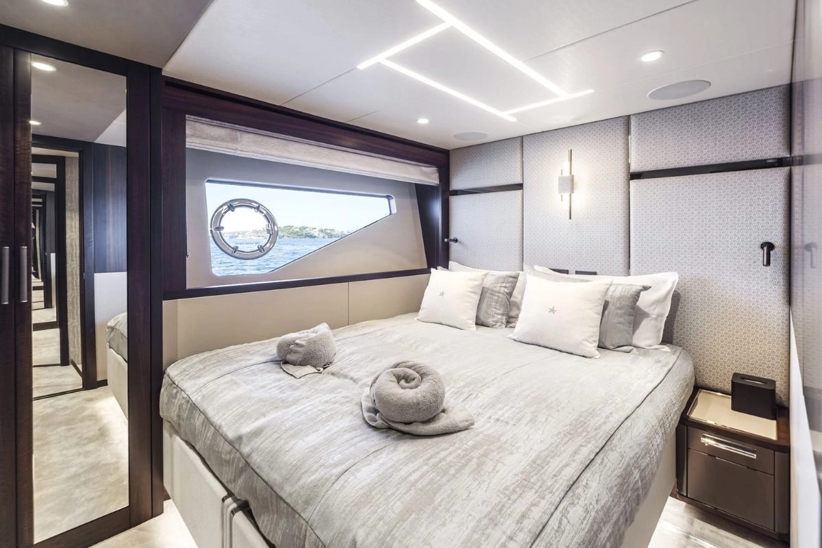 Guest suite of Sunseeker 88 Junior