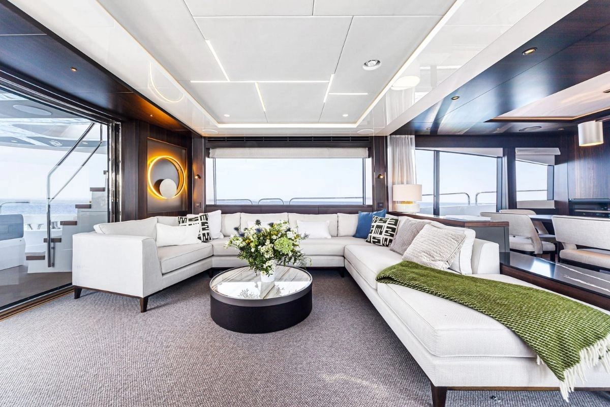 Salon of Sunseeker 88 Junior