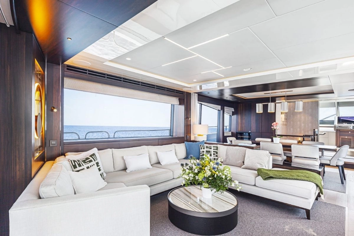 Salon of Sunseeker 88 Junior