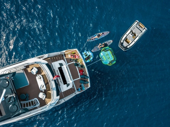Sunseeker 88 Junior and water toys