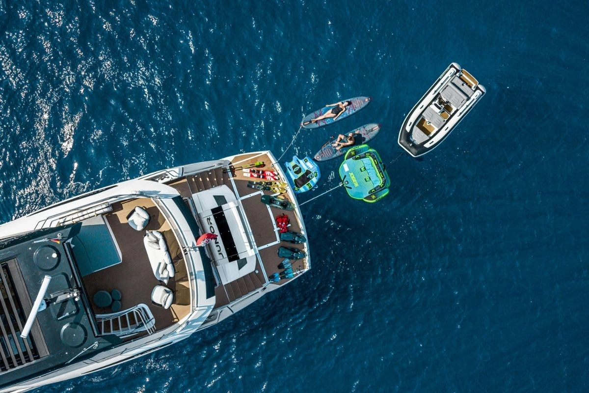 Sunseeker 88 Junior and water toys