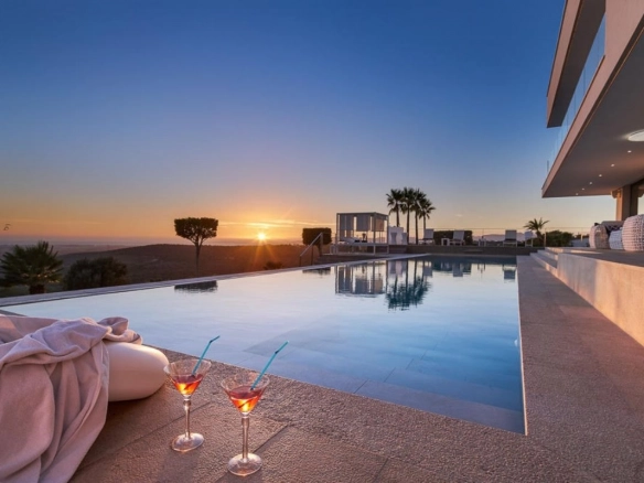 Pool cat sunset of Villa Maravilles