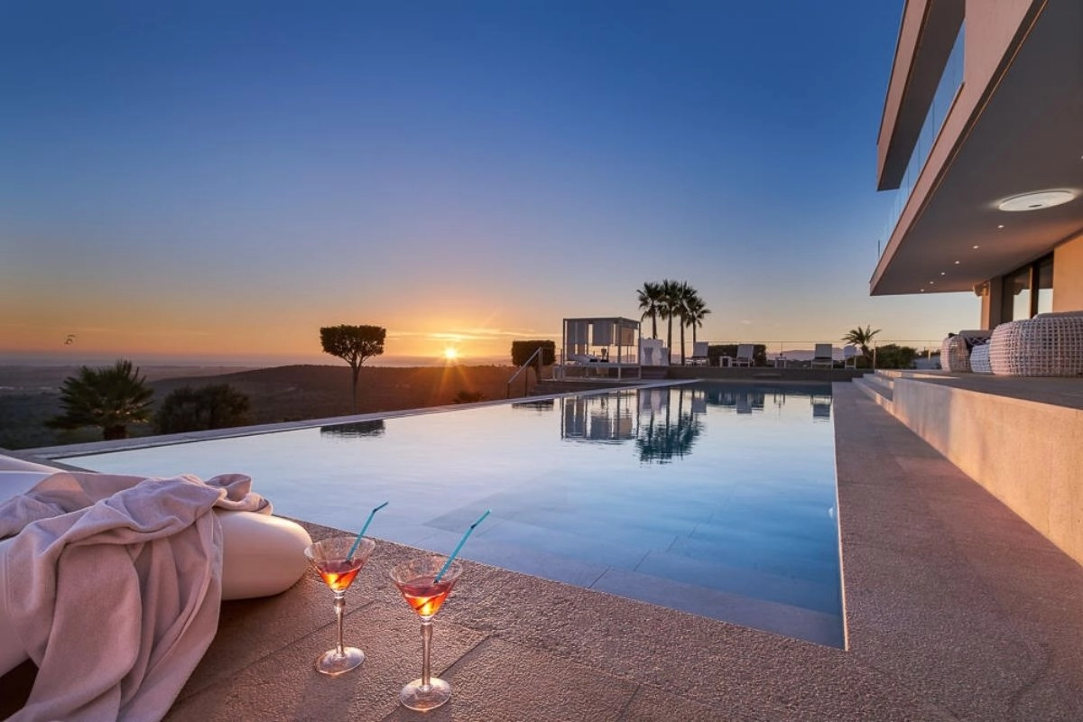 Pool cat sunset of Villa Maravilles