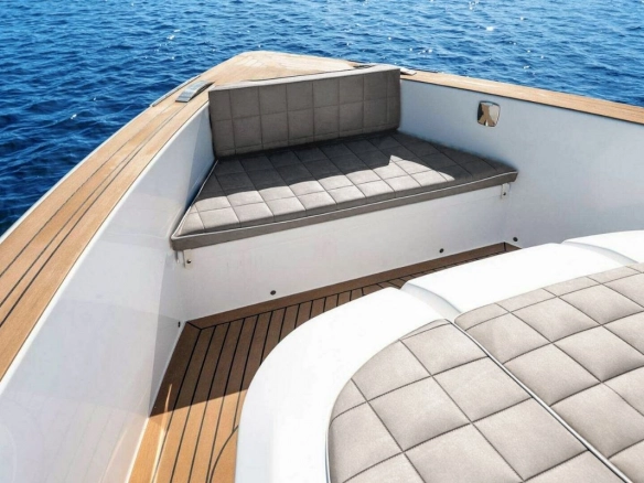 Bow of charter yacht Pardo 43 Loulou