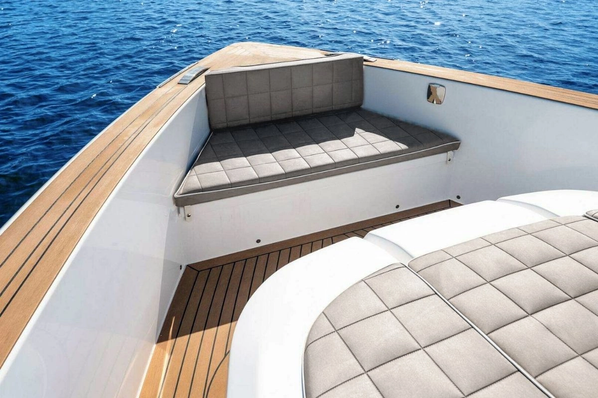 Bow of charter yacht Pardo 43 Loulou