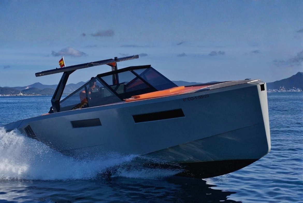 Charter yacht Evo 43 Mistral in Ibiza
