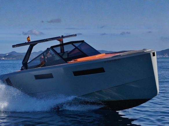 Charter yacht Evo 43 Mistral in Ibiza