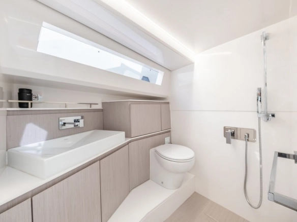 Charter yacht Evo 43 Mistral bathroom
