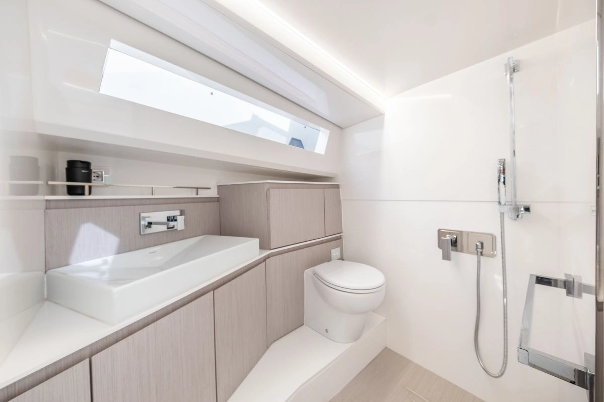 Charter yacht Evo 43 Mistral bathroom