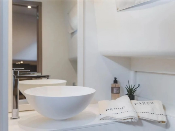 Charter yacht Pardo 50 Salty Spirit Ibiza bathroom