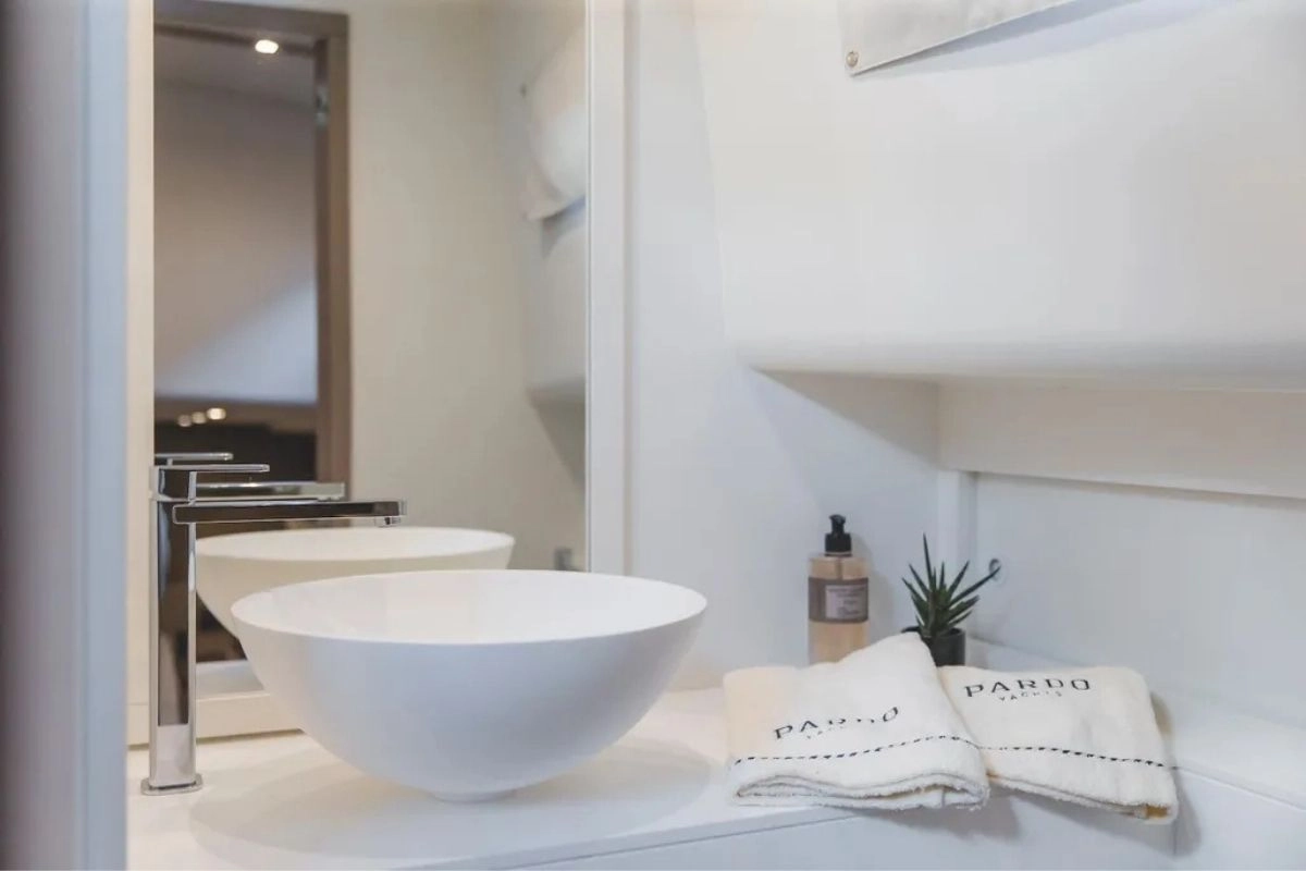 Charter yacht Pardo 50 Salty Spirit Ibiza bathroom