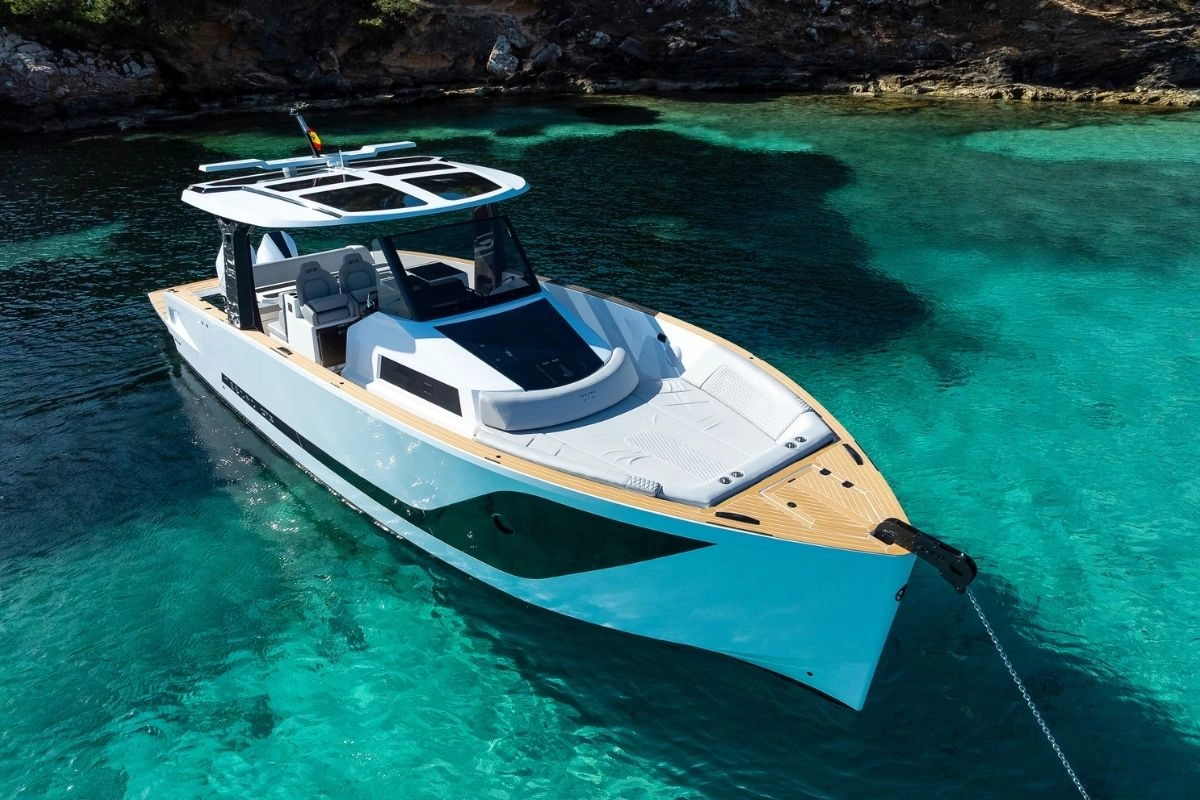 tesoro-t40-outboard-gts-bay Charter yacht Tesoro T40 Outboard GTS in Mallorca