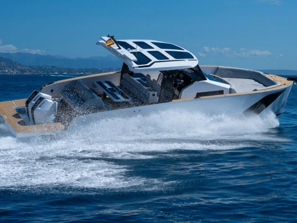 Charter yacht Tesoro T40 Outboard GTS cruising