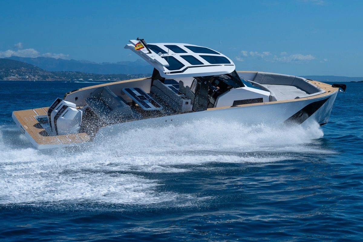 Charter yacht Tesoro T40 Outboard GTS cruising