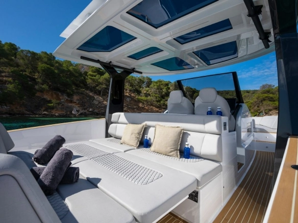 Charter yacht Tesoro T40 Outboard GTS deck