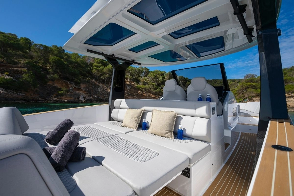 Charter yacht Tesoro T40 Outboard GTS deck