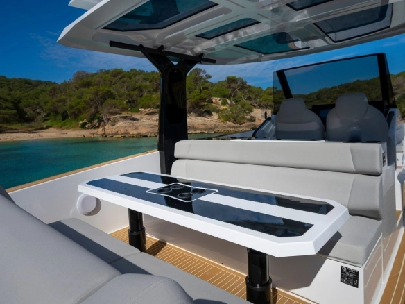 Charter yacht Tesoro T40 Outboard GTS dining area
