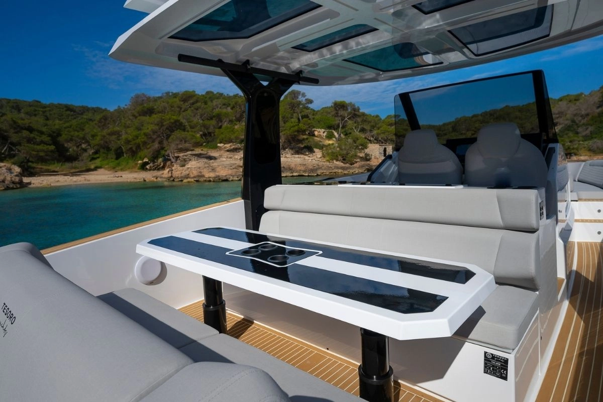 Charter yacht Tesoro T40 Outboard GTS dining area